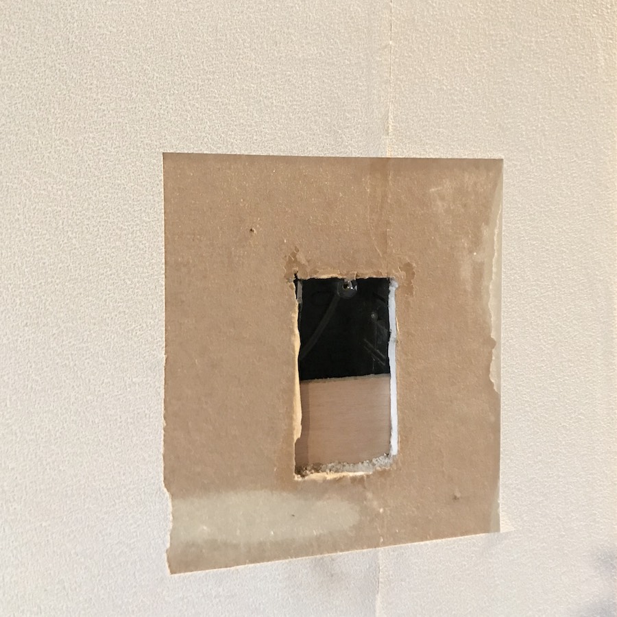 壁紙に穴が開いてしまった時の修理方法 自分でできる 簡単DIY